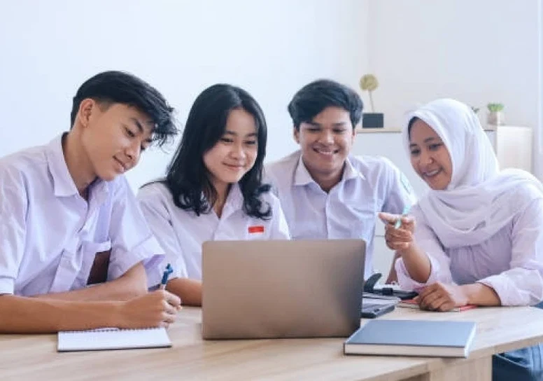 Siswa berdiskusi dengan materi pelajaran